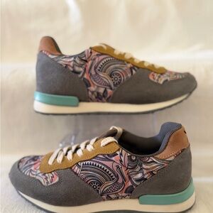 Inkkas Manu Unisex Shoes Gray Suede Colorful Bird/ Owl Print Women’s 9, Men’s 7